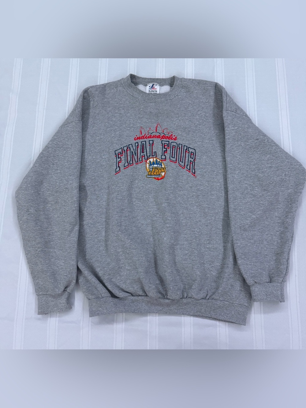 Men’s Vintage 2000 Indianapolis Final Four Embroidered Crewneck (Size XL)
